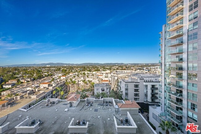 Building Photo - 13700 Marina Pointe Dr