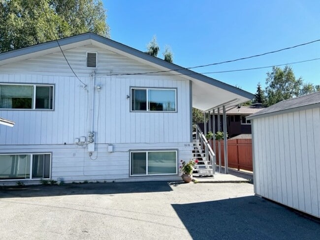 Building Photo - Downtown Furnished Two Bed Unit in Duplex-...