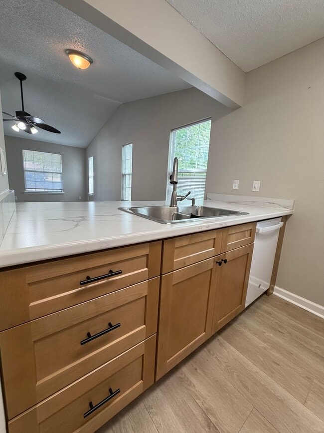 Building Photo - Gorgeous 2/2 newly renovated townhome available now!