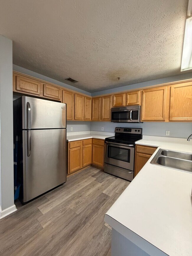 Building Photo - The Edge Apartments!