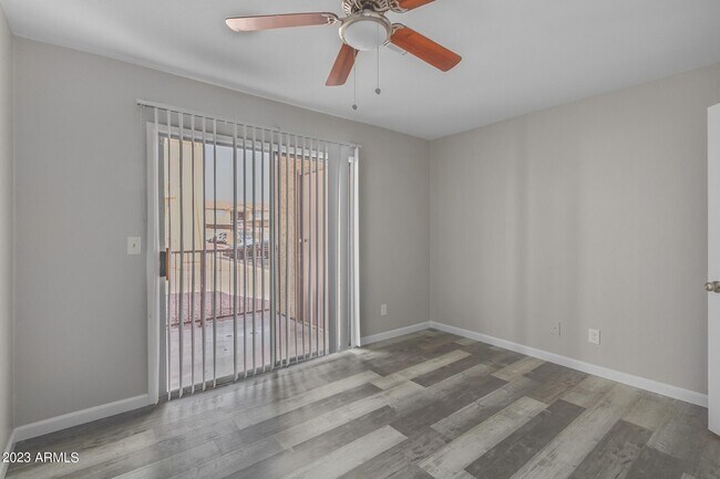 Building Photo - 653 W Guadalupe Rd