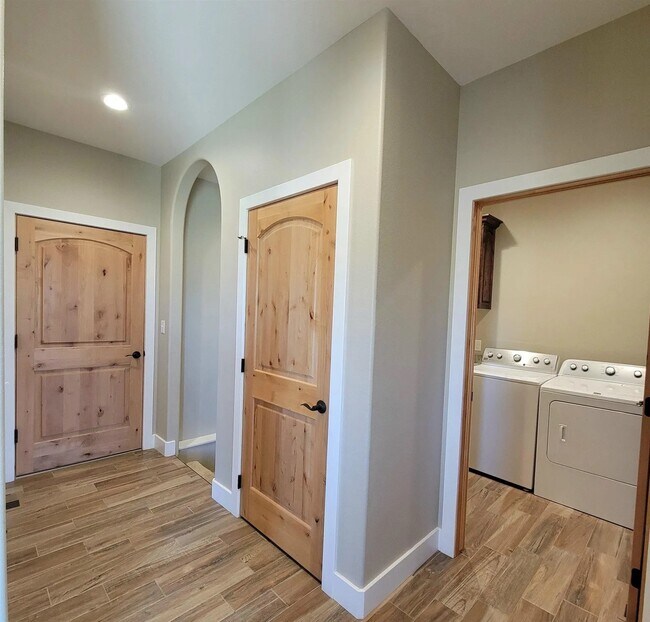 Building Photo - 14 Eagletail Dr