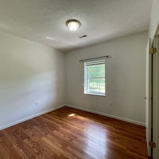 Building Photo - 3 bedroom close to Interstate in Kodak! On...