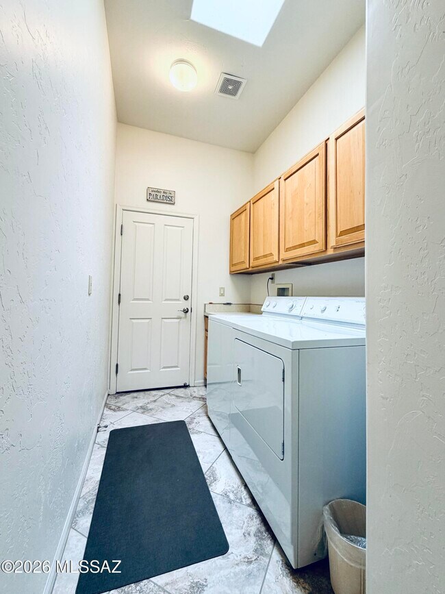 Building Photo - 1465 W Bridalveil Pl