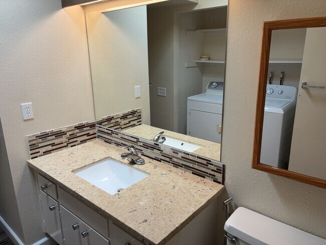 Building Photo - 3 bedroom duplex in North Davis