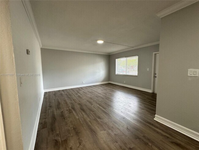 Building Photo - 1400 NE 56th St