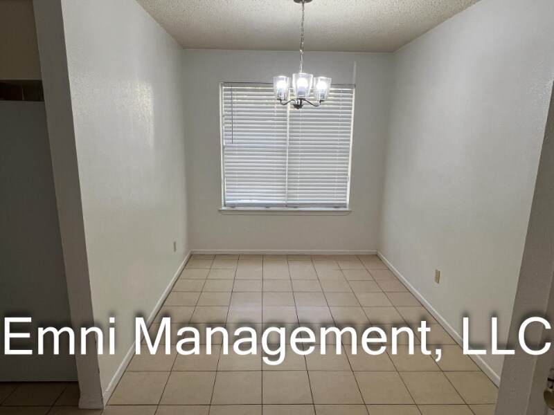 Building Photo - 204 Oak Trail Dr