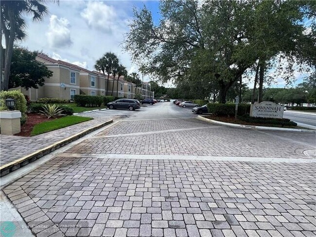 Building Photo - 875 Riverside Dr