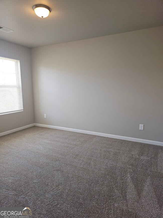 Building Photo - 102 Daisy Cir