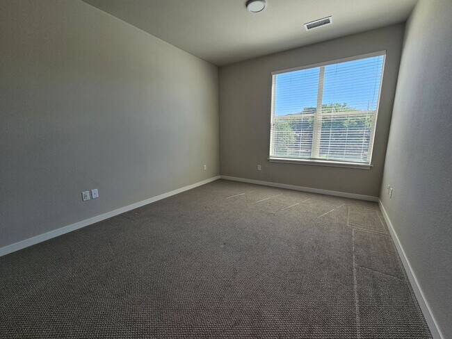 Building Photo - Gorgeous and Bright 2 Bed 2 Bath Large 3rd...