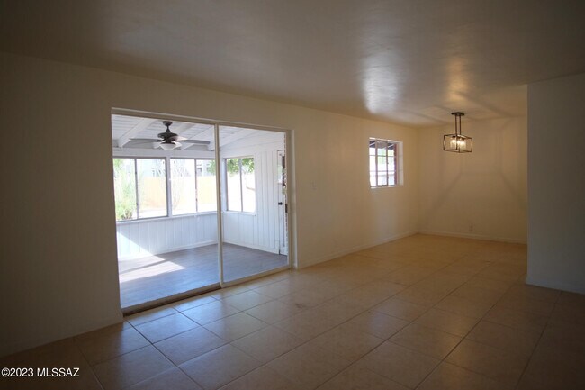 Building Photo - 721 E Joan Pl