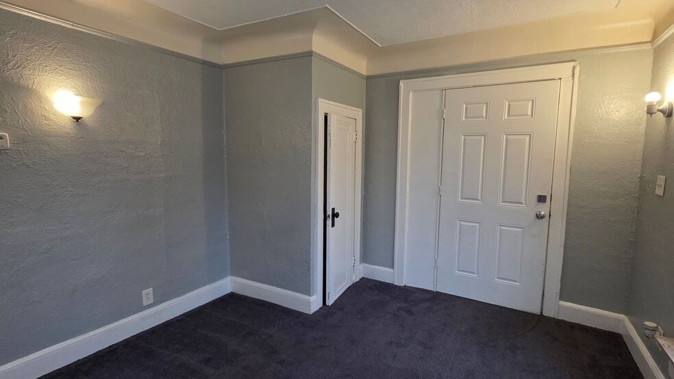 Building Photo - 7542 Meadow Ave