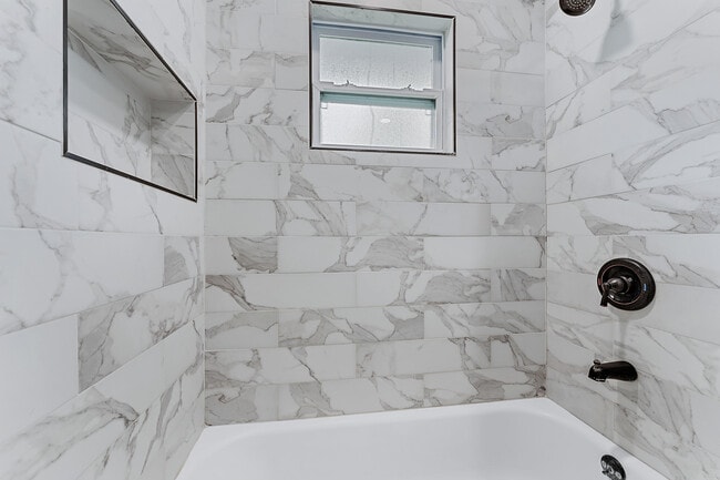 Building Photo - 856 SW Rustic Cir