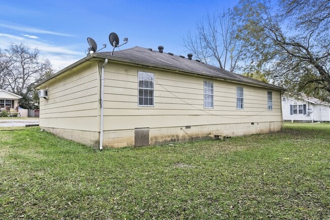 Building Photo - 2 Bedroom Duplex with Huge Back Yard!