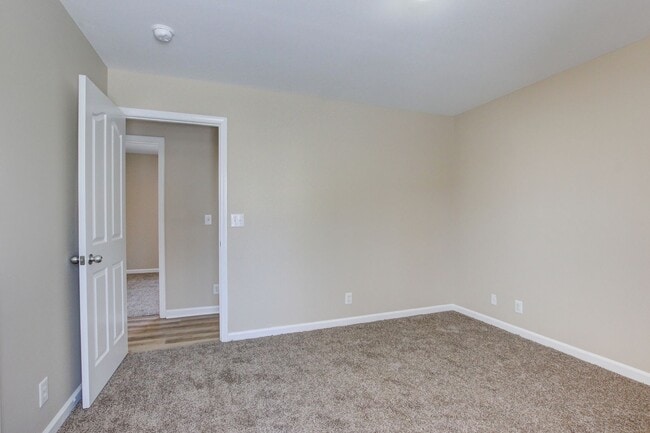 Building Photo - Cozy 3 bd 2 bath in the heart of Clarksville.  Fresh paint and Flooring!