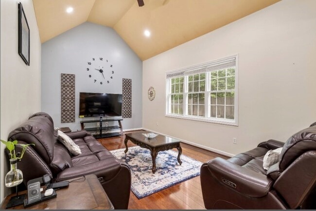 Building Photo - 5 Equestrian Ln