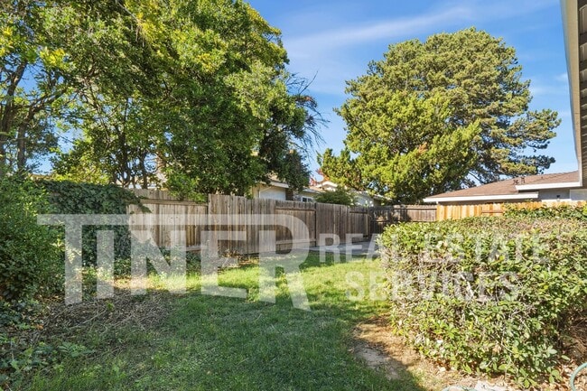 Building Photo - 7400 Mooncrest Way