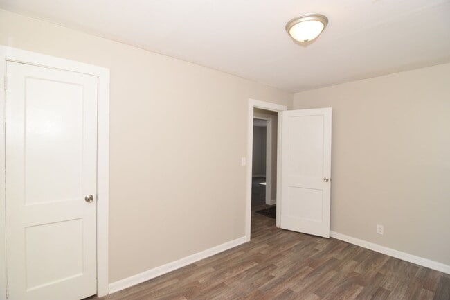 Building Photo - 667 Lorraine Dr