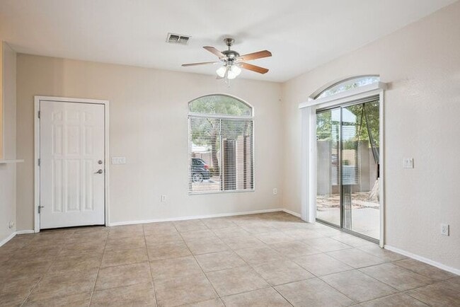 Building Photo - Charming 3-bed, 2-bath townhome in gated community!