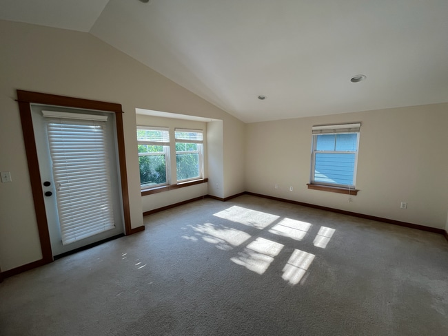 Building Photo - Large 3 bed/3.5 bath Greenwood Townhouse!!!