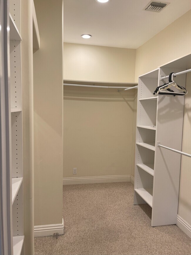 Building Photo - 14320 Hortense St