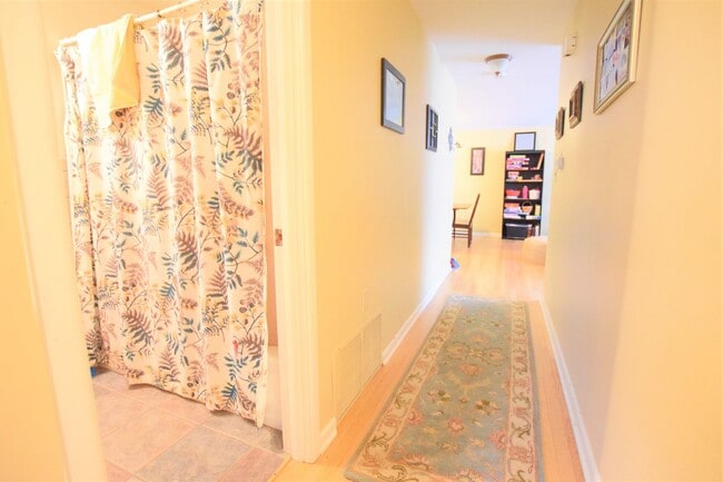 Building Photo - Bright 4 Bedroom Walking to IC