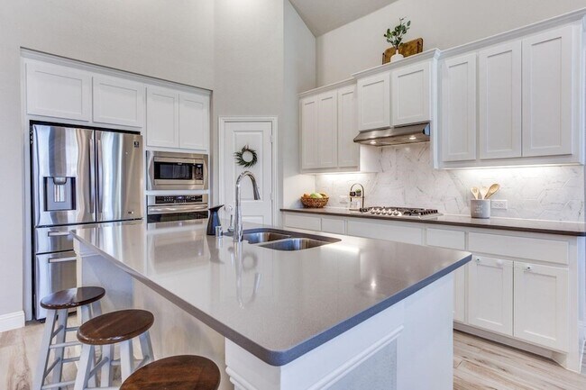 Building Photo - 905 Lady Bird Dr