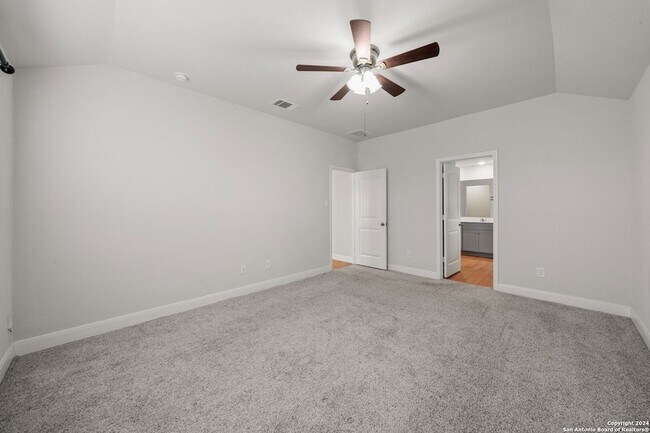 Building Photo - 1080 Amble Oak