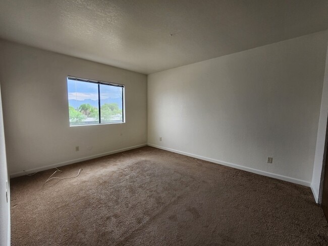 Building Photo - 2841 N Euclid Ave