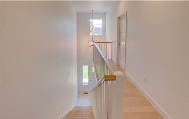 Building Photo - Townhouse 911