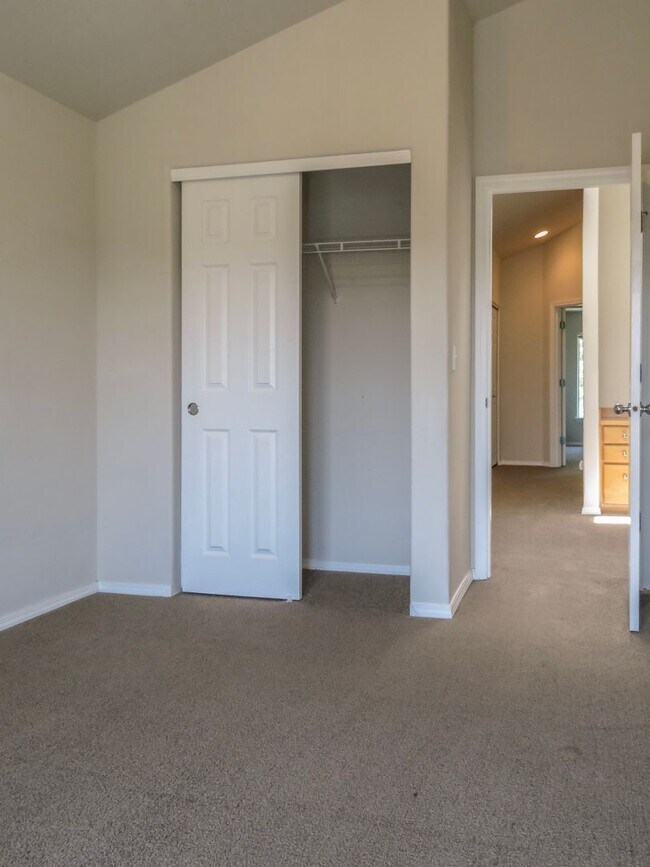 Building Photo - !!!! West Linn Townhome Available 3 Bedroo...