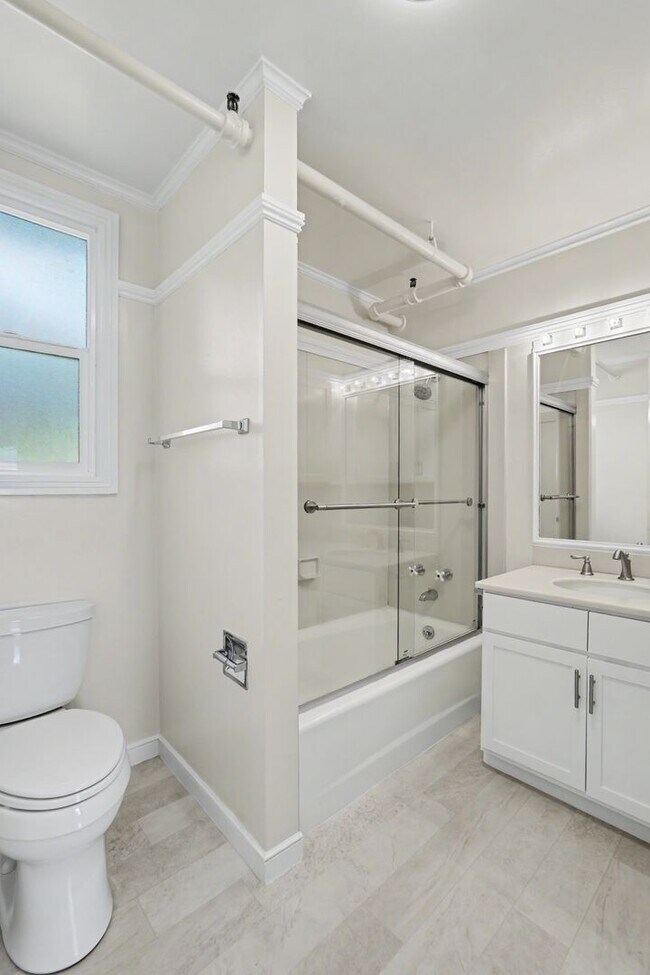 Building Photo - RENOVATED 3BR w/ Dining Room. VIEWS! Parking Avail., FREE Laundry!