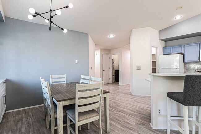 Building Photo - Top-Floor 3 Bed/2 Bath Condo with Silver Lake Views – Water/Sewer/Garbage Included! Available NOW...