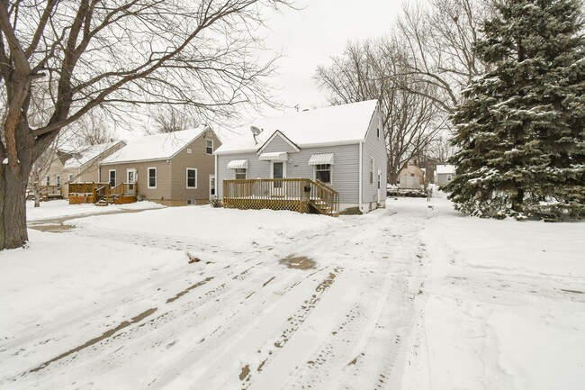 Building Photo - Charming Home in Central Sioux Falls with ...