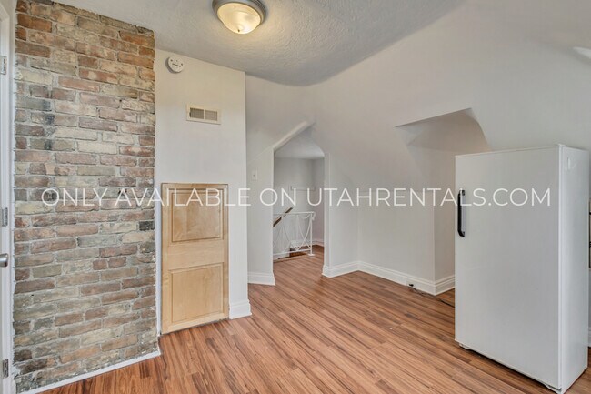 Building Photo - 1040 E 200 S