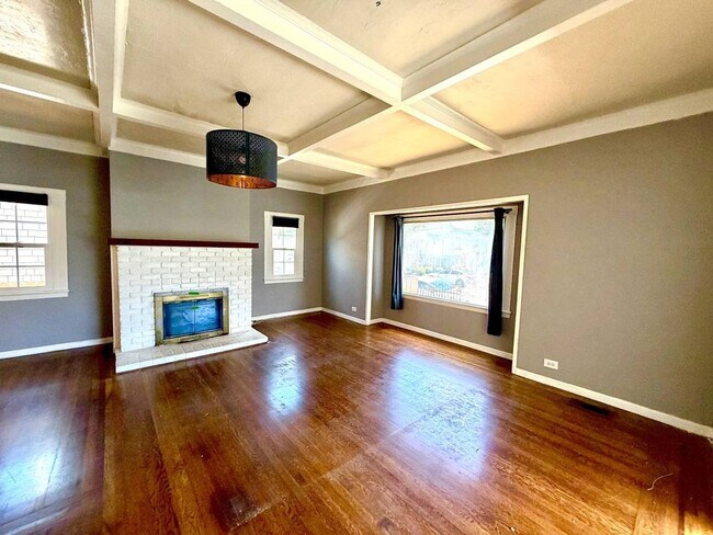 Building Photo - Amazing 3 Bedroom, 2 Bath Home with Gated Entry and Extra Studio