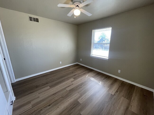 Building Photo - 3 Bed, 1 Bath Home with Large Corner Lot
