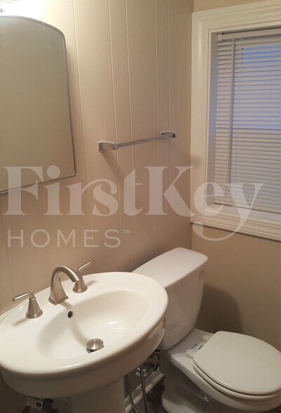 Building Photo - 424 W Moreland Ave