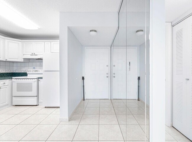 Building Photo - 8005 Lake Dr
