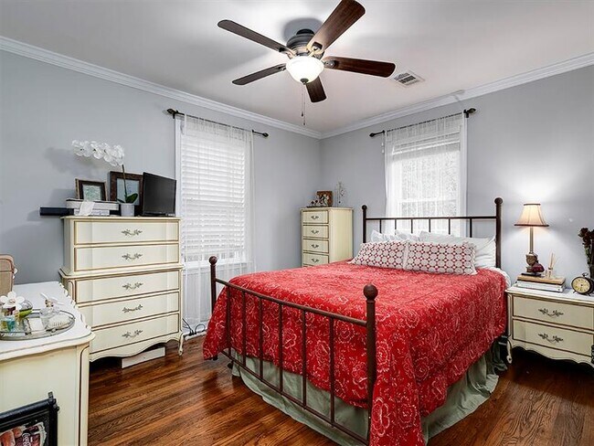 Building Photo - 574 Church St