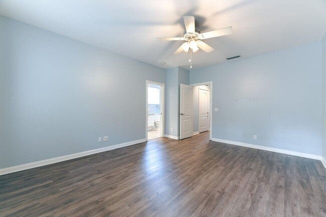 Building Photo - 340 Jacaranda Dr