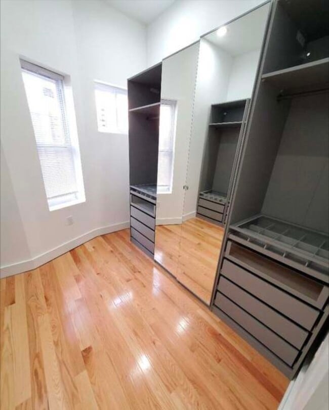 Building Photo - 5425 Catharine St