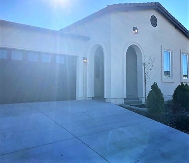 Building Photo - Don't Miss Out On This Beauty!!!