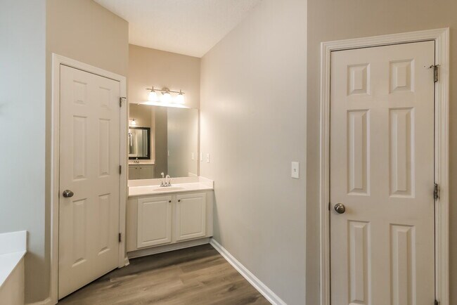 Building Photo - 7601 Hilltop Way