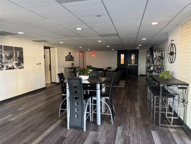 Building Photo - 2016 Main St