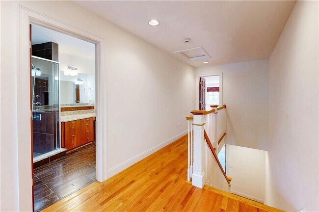 Building Photo - 270 Waterman St