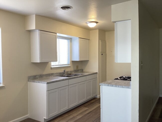 Building Photo - 1414 W Vassar Ave