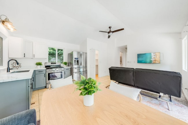 Building Photo - 70 Hui Rd F