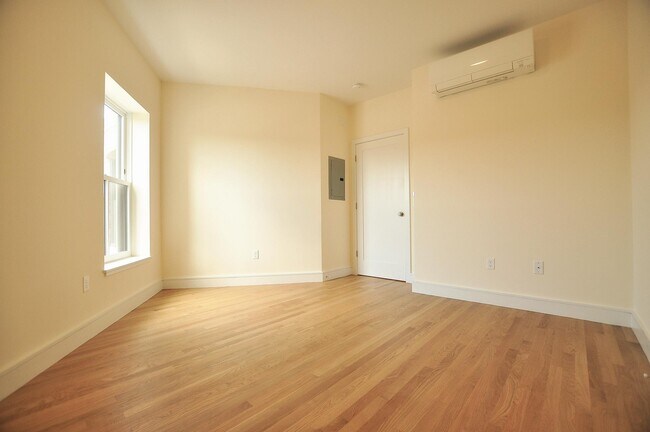 Building Photo - 14 Buswell St