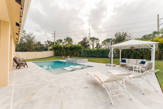 Building Photo - Exquisite 3/2/2 POOL home in Stuart